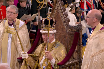 Vua Charles III đội vương miện, chính thức đăng quang