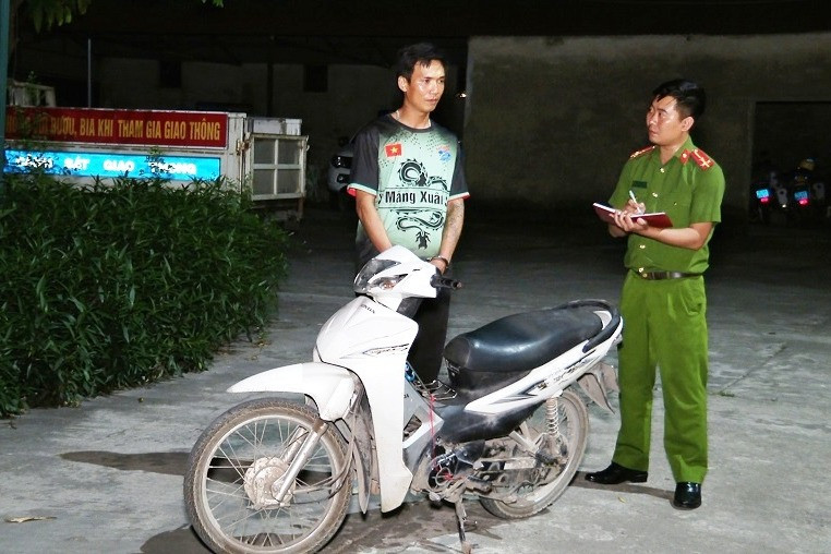 Bắt thanh niên cướp giật tài sản của du khách nước ngoài ở Ninh Bình