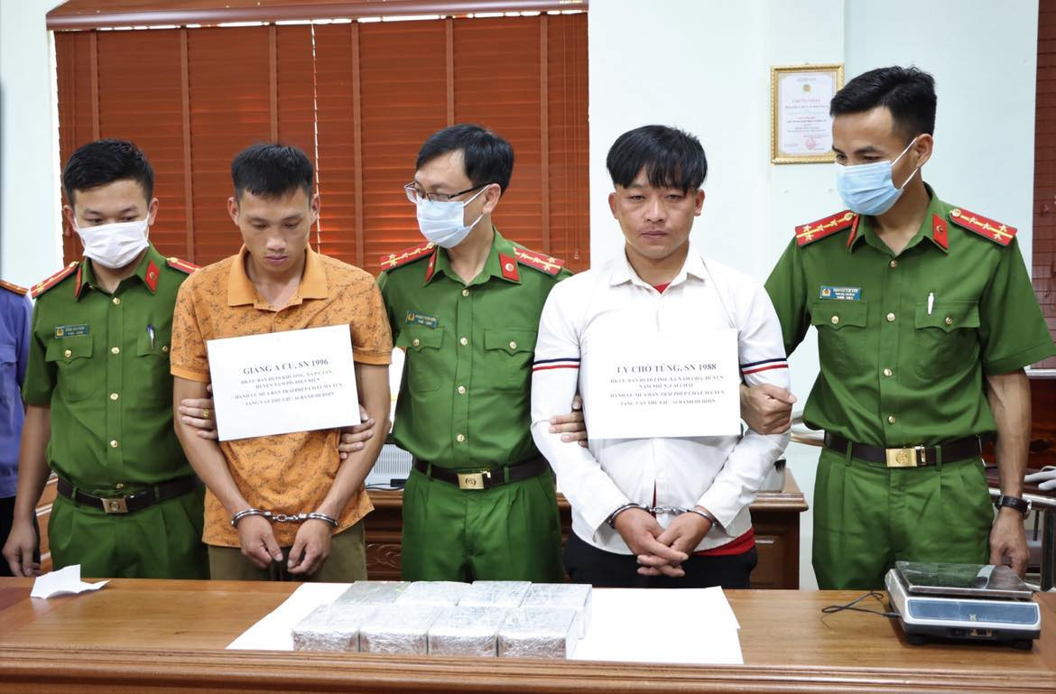 Bắt quả tang 2 thanh niên mua bán 16 bánh heroin