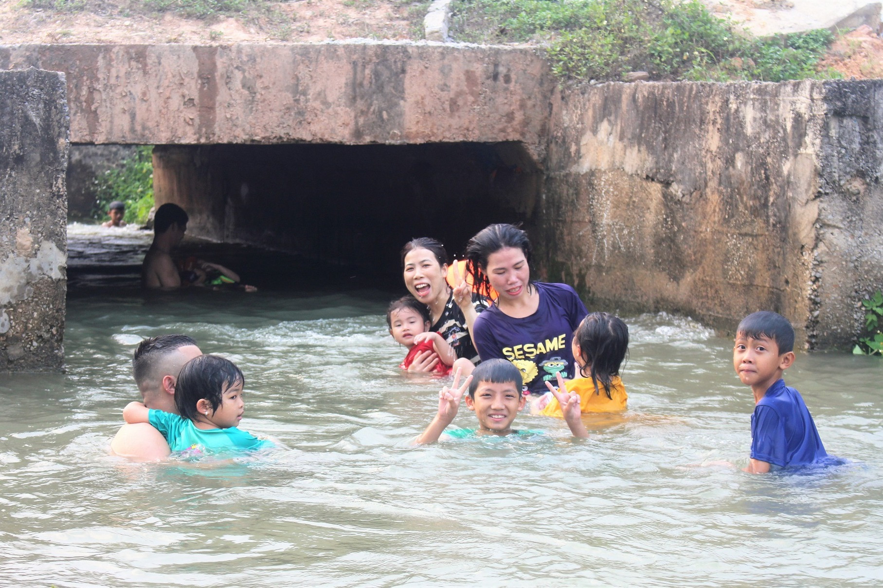 Nắng nóng như đổ lửa, kênh thủy lợi thành 'bể bơi' của người Nghệ An