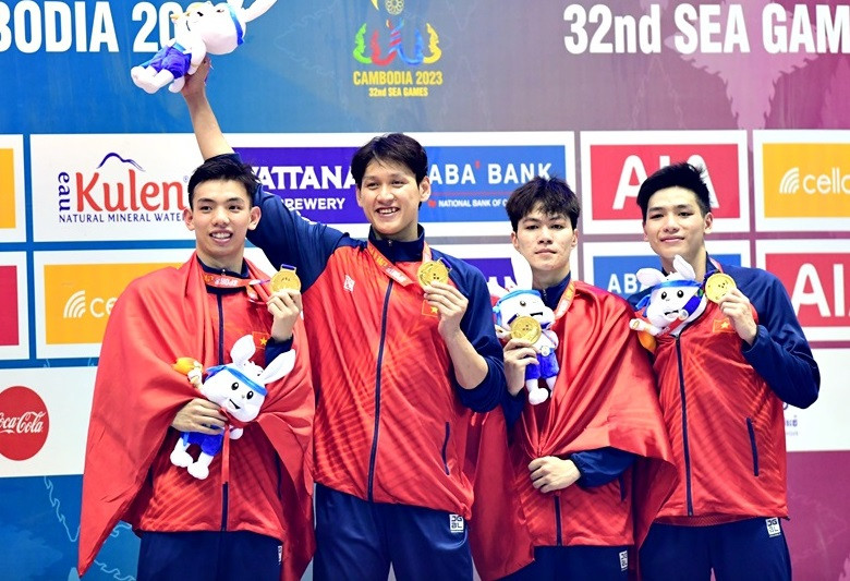 Bơi tiếp sức Việt Nam nước rút ngoạn mục, bảo vệ thành công HCV SEA Games