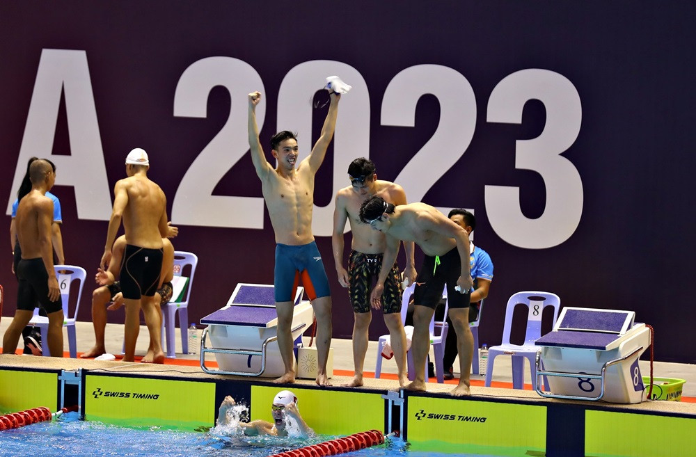 SEA Games 32: Bơi tiếp sức Việt Nam nước rút ngoạn mục giành HCV