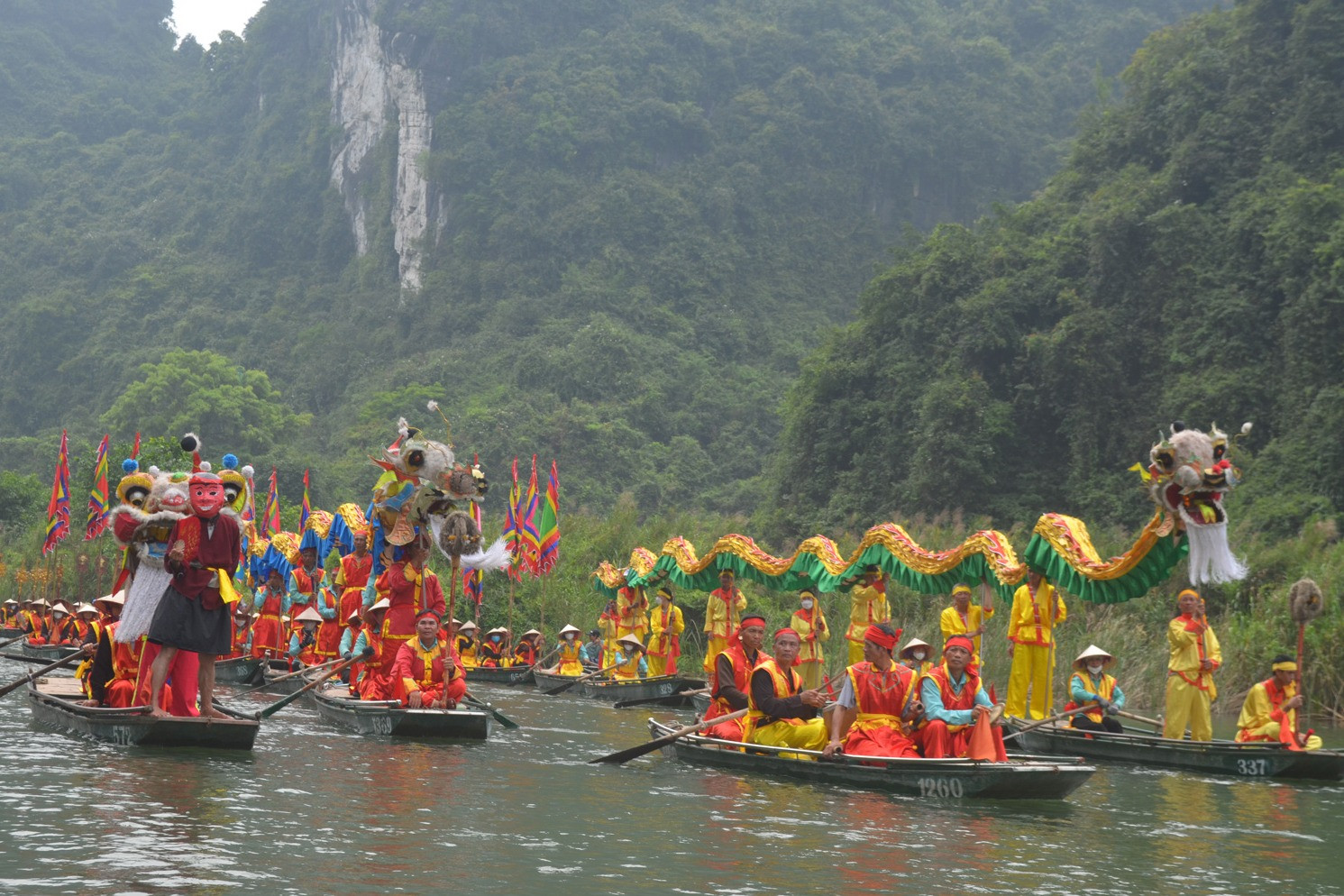 Danh thắng Tràng An mở hội