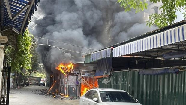 Five cars, 19 motorbikes burned at Hanoi parking area hinh anh 1