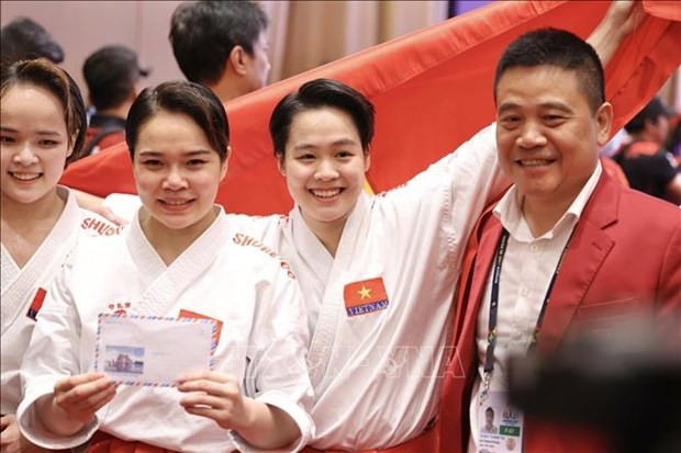 Karate artists win first gold for Vietnam at SEA Games after 18 years hinh anh 1