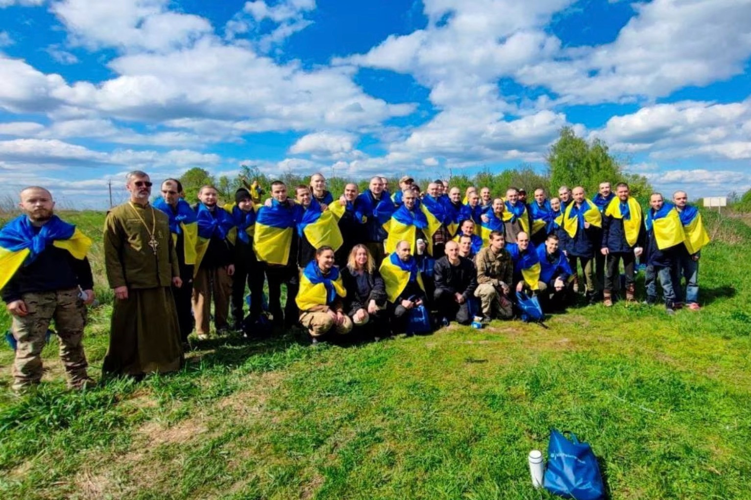 Kho thuốc súng của Nga bốc cháy, Kiev và Moscow trao đổi tù binh