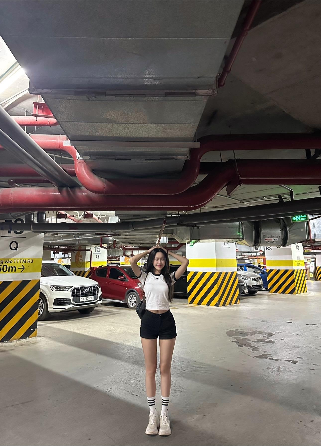 Thời trang khoe eo 55cm hút hồn của bạn gái Đoàn Văn Hậu - 1