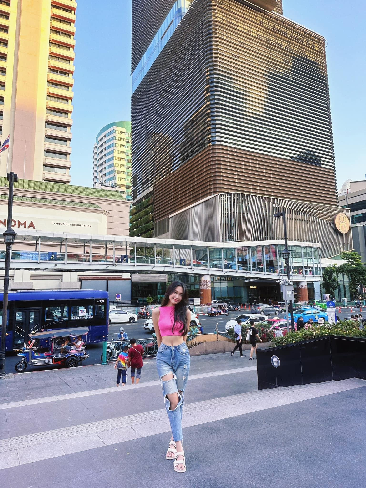 Thời trang khoe eo 55cm hút hồn của bạn gái Đoàn Văn Hậu - 4