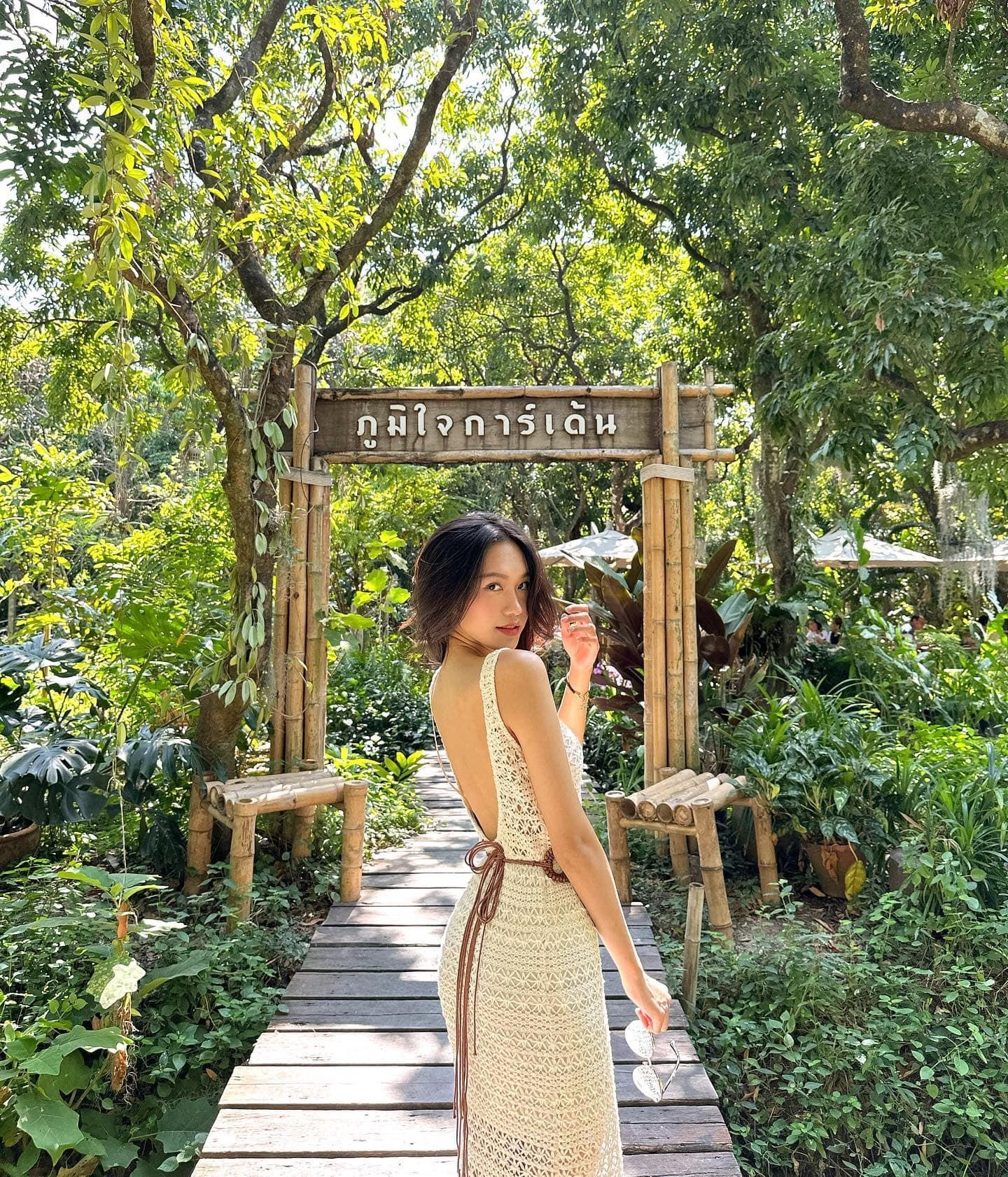 Thời trang khoe eo 55cm hút hồn của bạn gái Đoàn Văn Hậu - 10