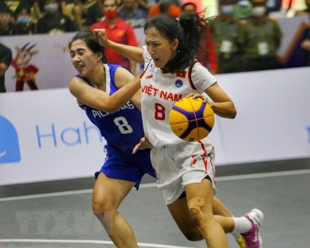 Vietnamese women basketballers win over Philippine rivals at SEA Games 32 hinh anh 1
