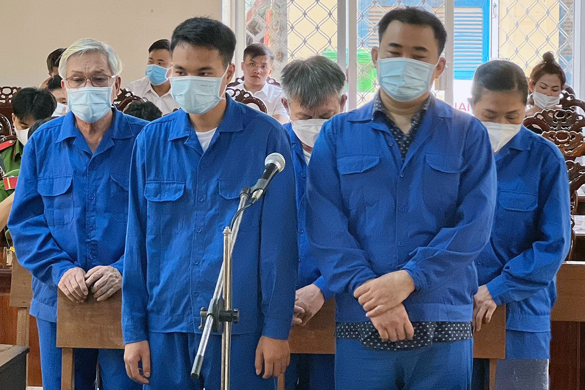Xử nhóm 'chạy' 20 tỷ đồng để điều chuyển công tác ông Đinh Văn Nơi