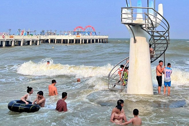Bàn tay khổng lồ trên bãi biển Thanh Hóa khiến du khách bị thương?
