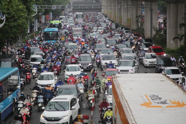 Mưa giông trắng trời, đường phố Hà Nội ùn tắc kéo dài