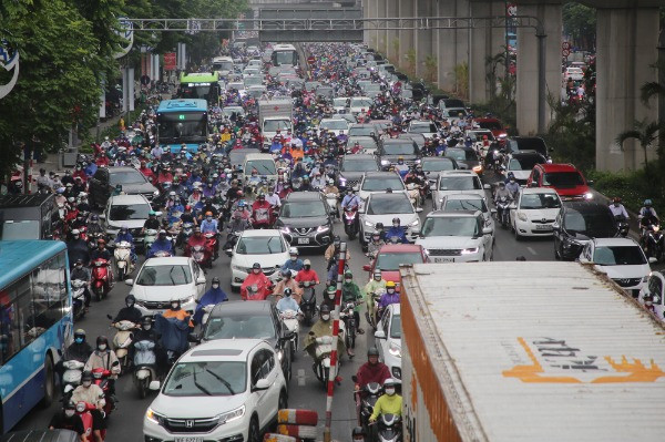 Mưa giông trắng trời, đường phố Hà Nội ùn tắc kéo dài