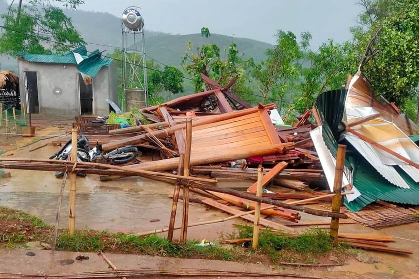 Nghệ An: Lốc xoáy kèm mưa đá phá hỏng nhiều ngôi nhà, trường học