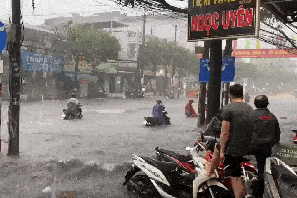 Mưa lớn ở Đồng Nai, đường ngập lút xe máy, hàng nghìn hộ dân mất điện