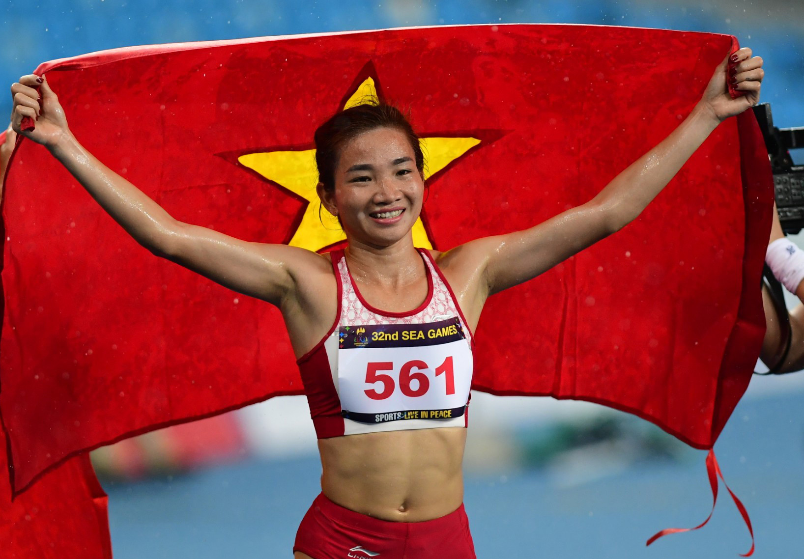 Nguyễn Thị Oanh vô đối ở SEA Games, ăn mừng HCV dưới mưa