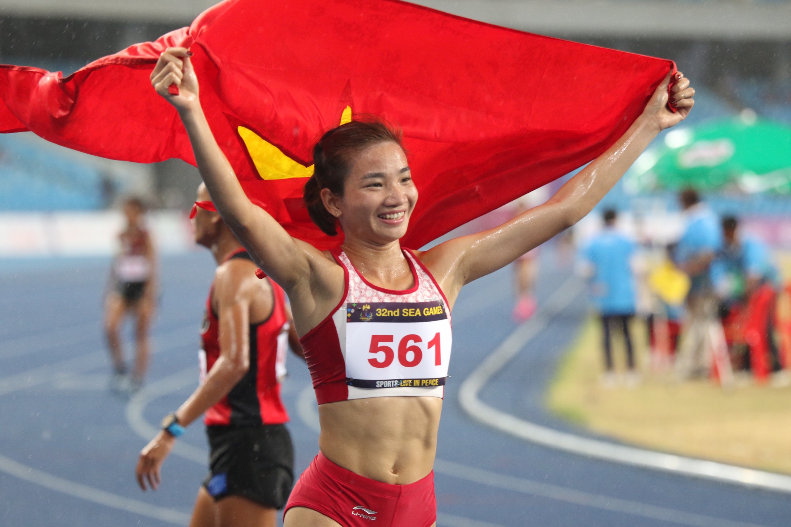 Nguyễn Thị Oanh núp gió rồi bứt tốc bảo vệ HCV chạy 5000m SEA Games 32