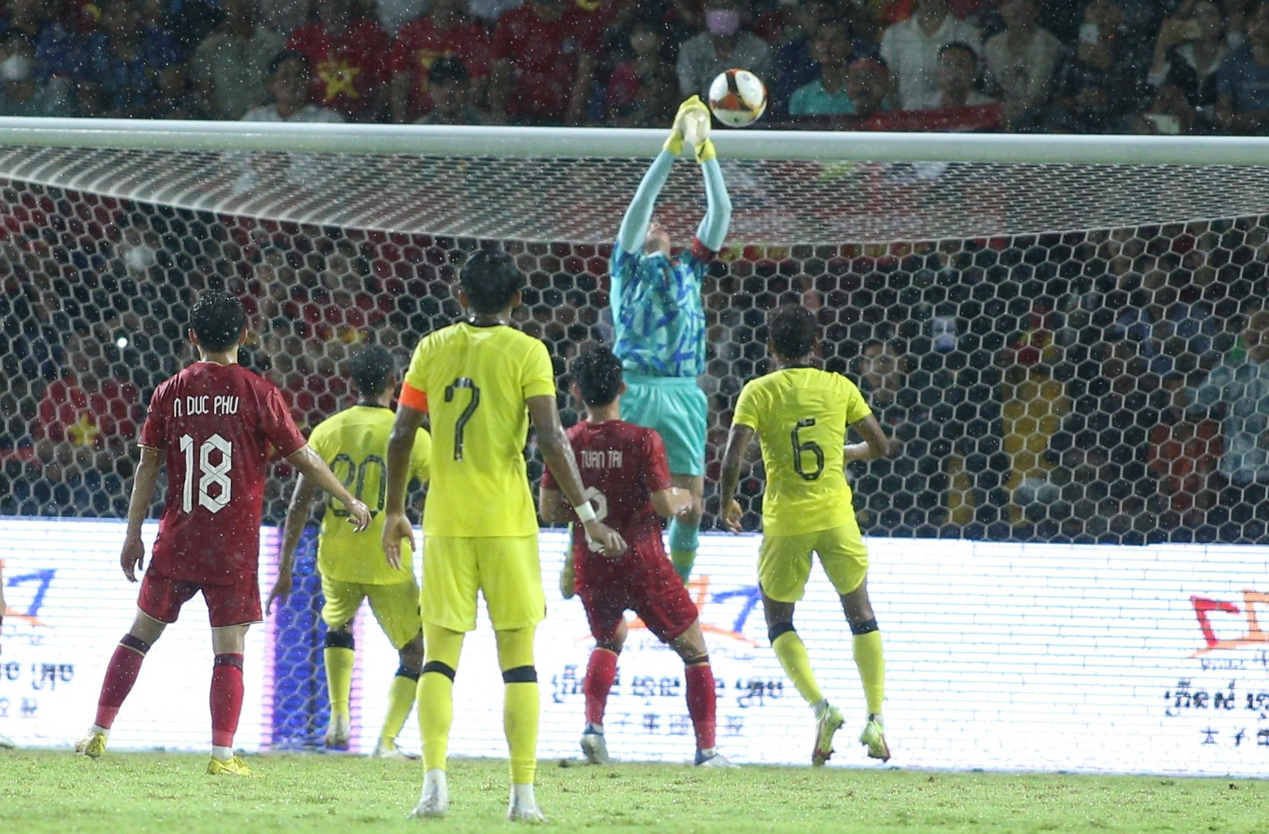 U22 Việt Nam vào bán kết SEA Games 32: Văn Tùng tiếp tục bay cao