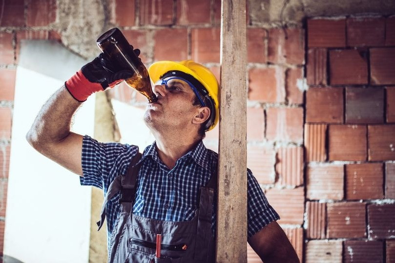 Công ty sa thải nhân viên uống bia trong giờ làm, tòa án lại yêu cầu bồi thường