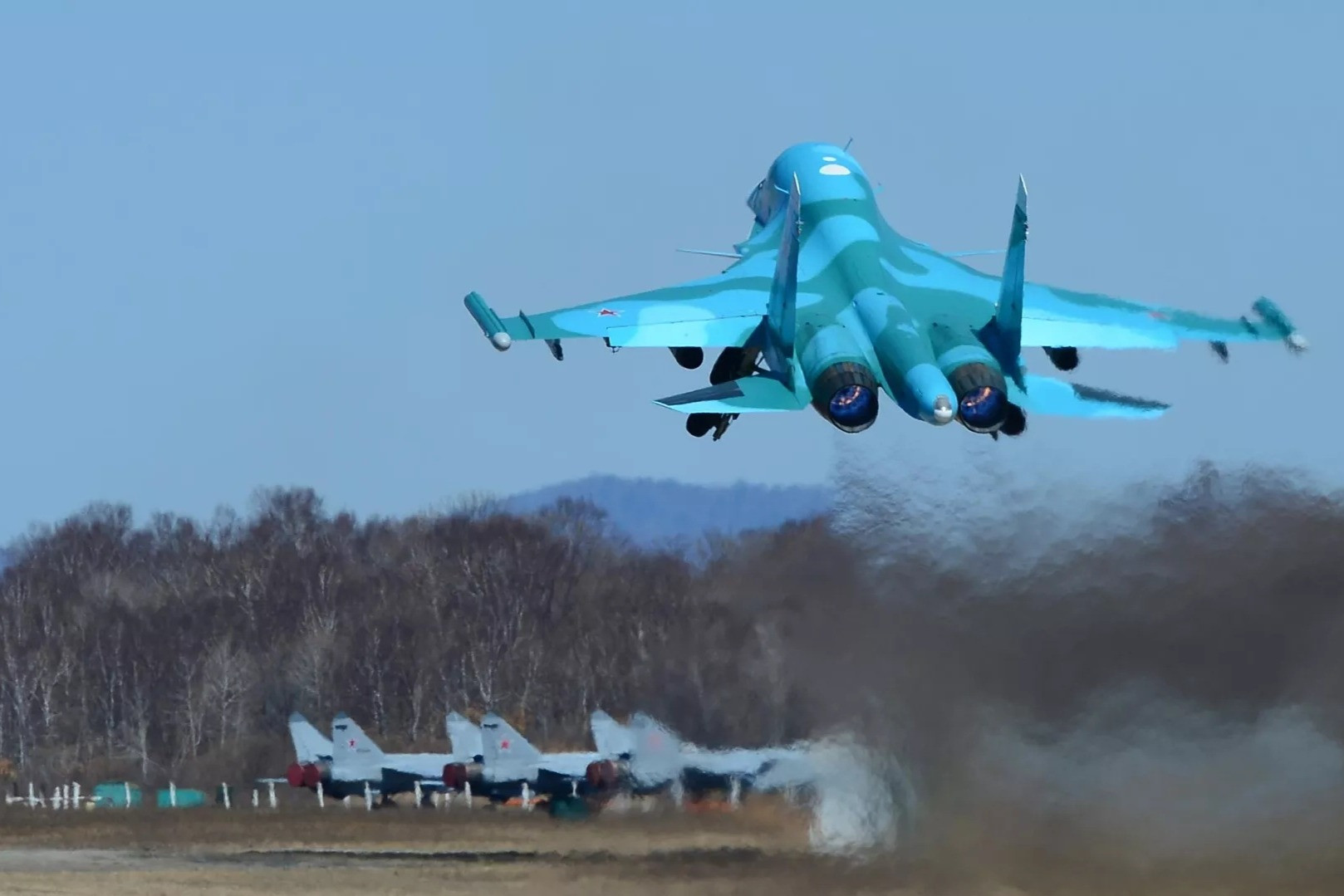 Máy bay Nga tấn công căn cứ lính đánh thuê ở Kharkiv, Ukraine nói bắn hạ 35 UAV