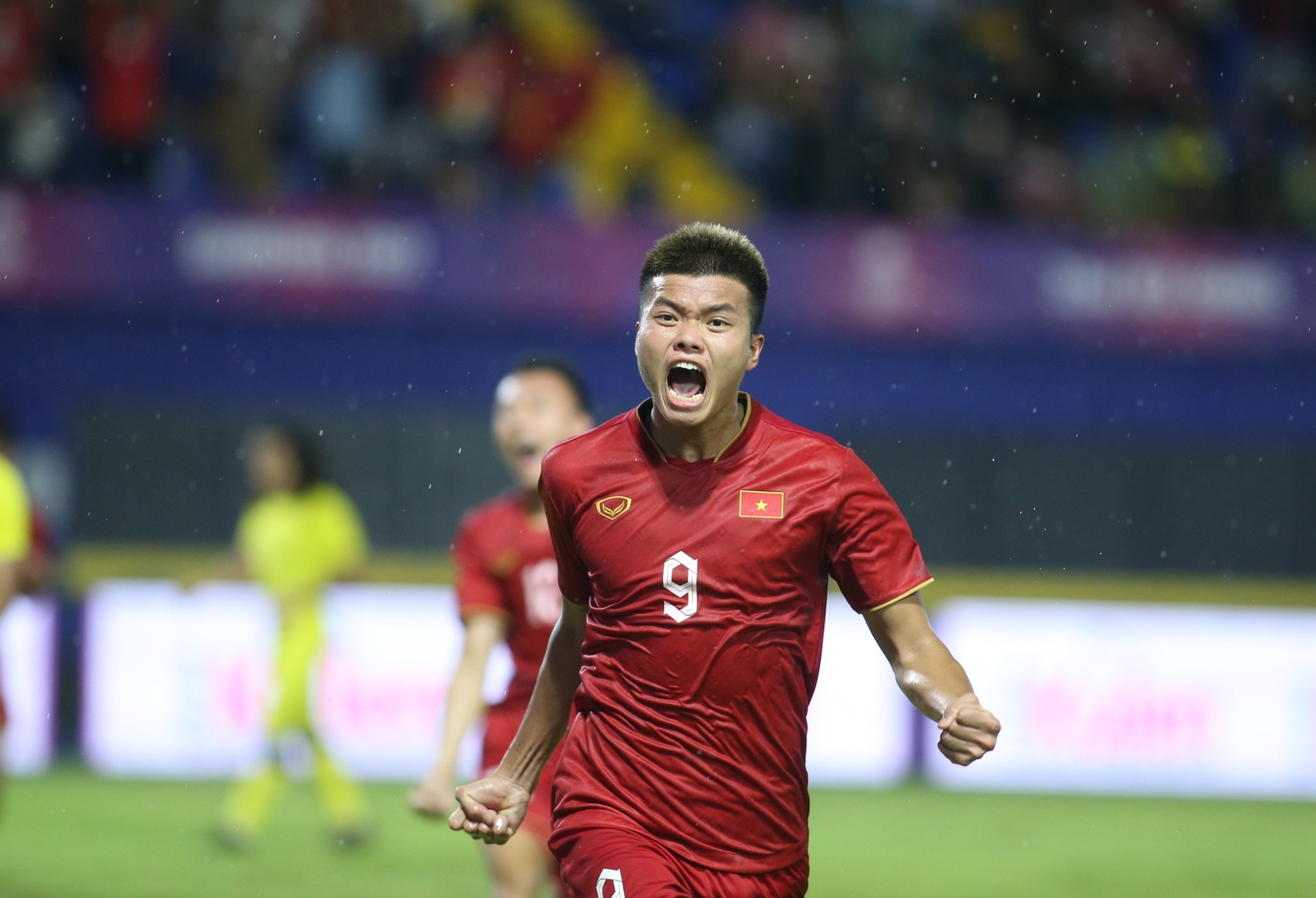 U22 Việt Nam vào bán kết SEA Games 32: Văn Tùng tiếp tục bay cao