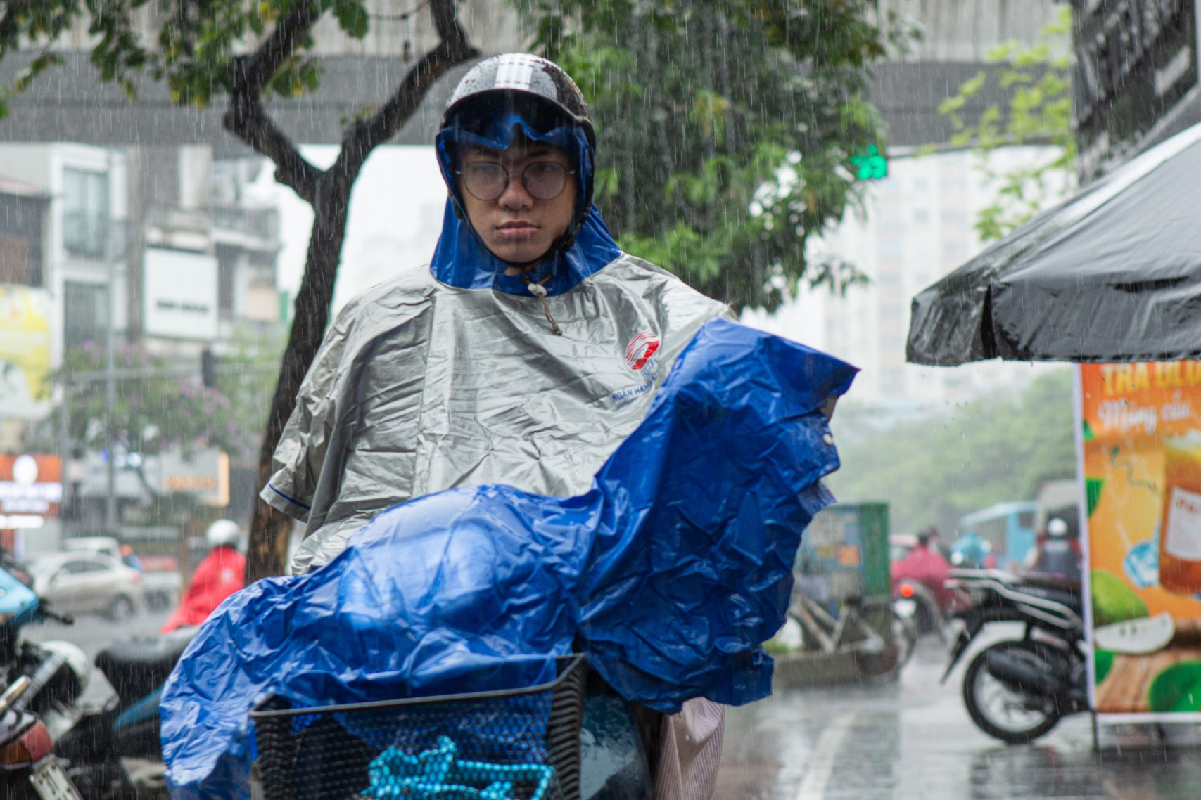 Người Hà Nội mặc áo mưa xuống phố đầu tuần, hết cảnh trùm kín chống nắng