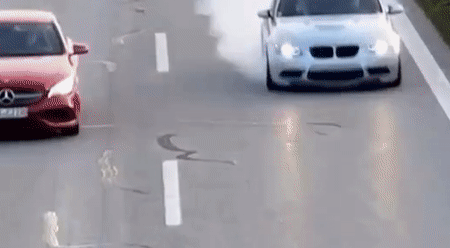 Xe BMW nhả khói nghi ngút trên cao tốc như công nông
