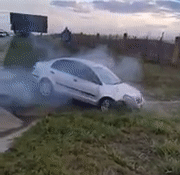 Ô tô bốc khói nghi ngút vì pha lùi