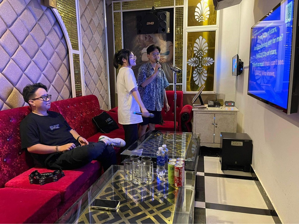 Karaoke được mở lại, khách vắng hoe