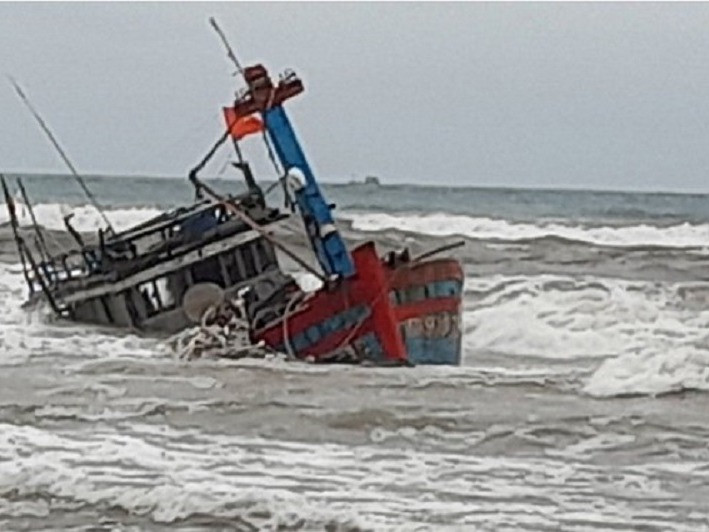 Lốc xoáy đánh chìm nhiều tàu cá, 3 ngư dân mất tích