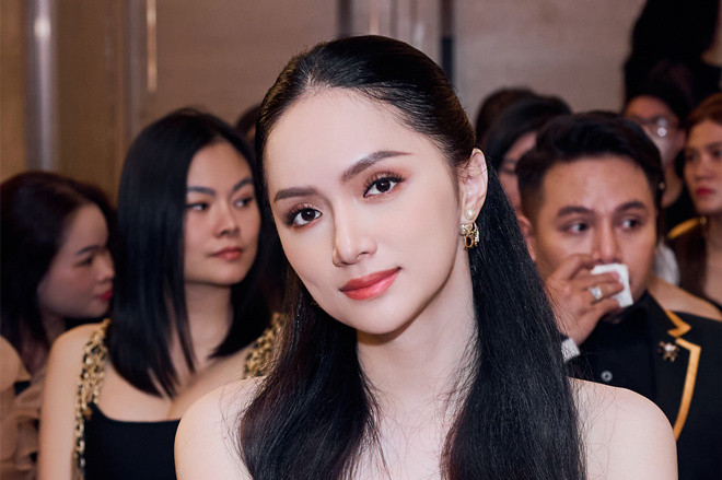 Hoa hậu Hương Giang đẹp sắc sảo, xách túi hiệu hơn 1 tỷ đồng