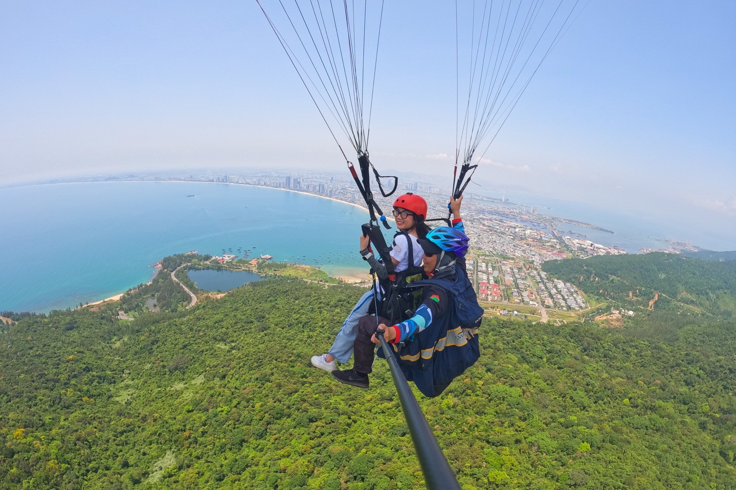 Chi tiền triệu bay lượn ngắm Sơn Trà mùa 'thay áo', biển Đà Nẵng đẹp mê ly