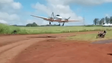 Máy bay hạ cánh suýt đâm trúng người đàn ông đi bộ trên đường băng