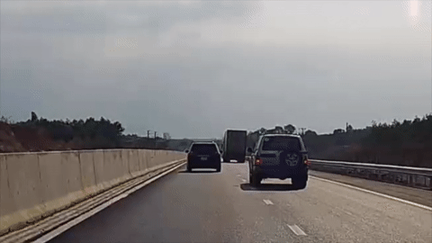 Tài xế Toyota Land Cruiser thản nhiên vứt chai nước xuống cao tốc