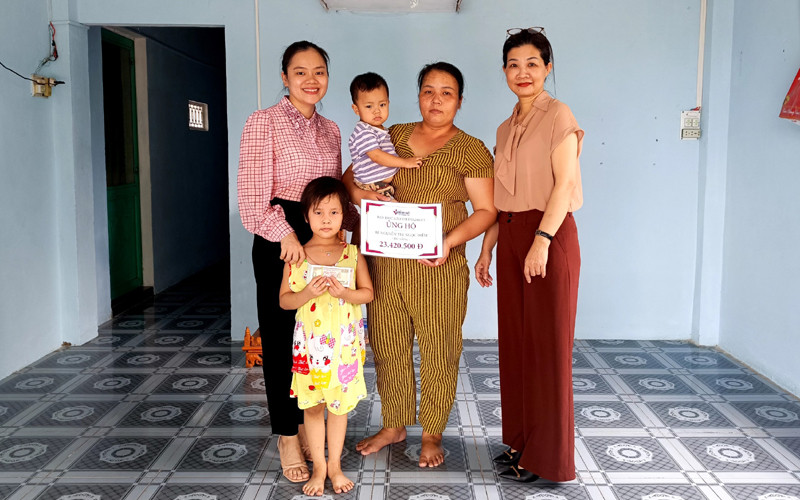 Bạn đọc VietNamNet tiếp sức cho bé Ngọc Diễm chữa bệnh phổi và thiếu máu