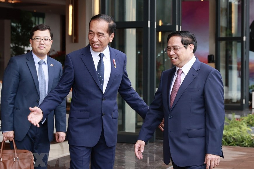 Thủ tướng đến Indonesia, bắt đầu tham dự hội nghị cấp cao ASEAN 42