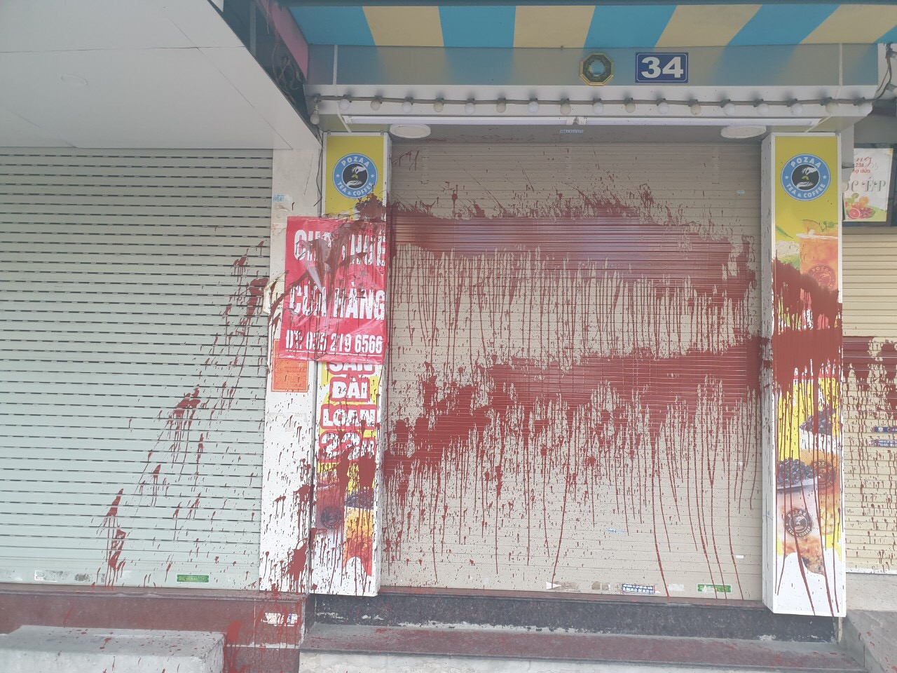 Nhà dân ở Hà Nội bị tạt sơn đỏ kín cửa