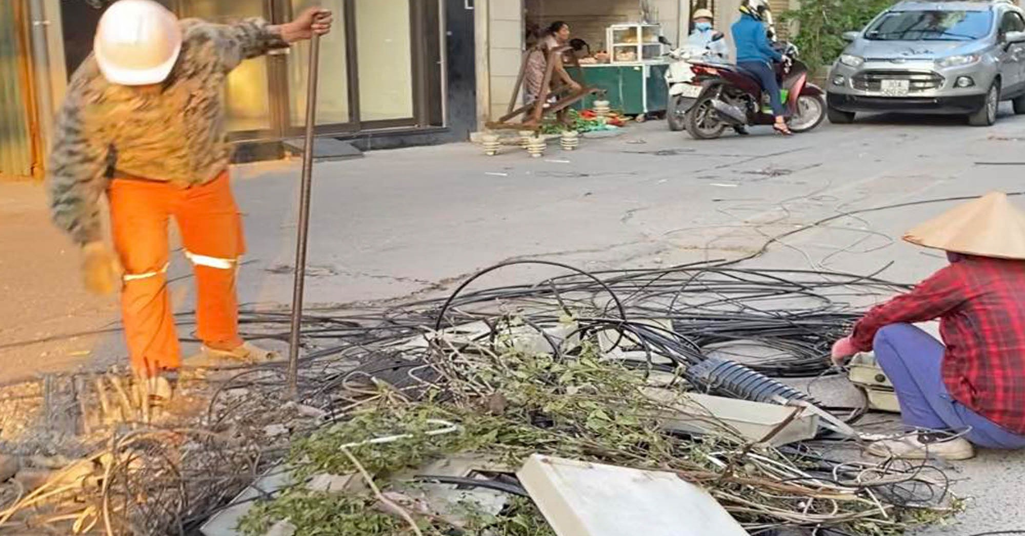 Hà Nội dỡ cột điện ngáng đường dân sau phản ánh của VietNamNet