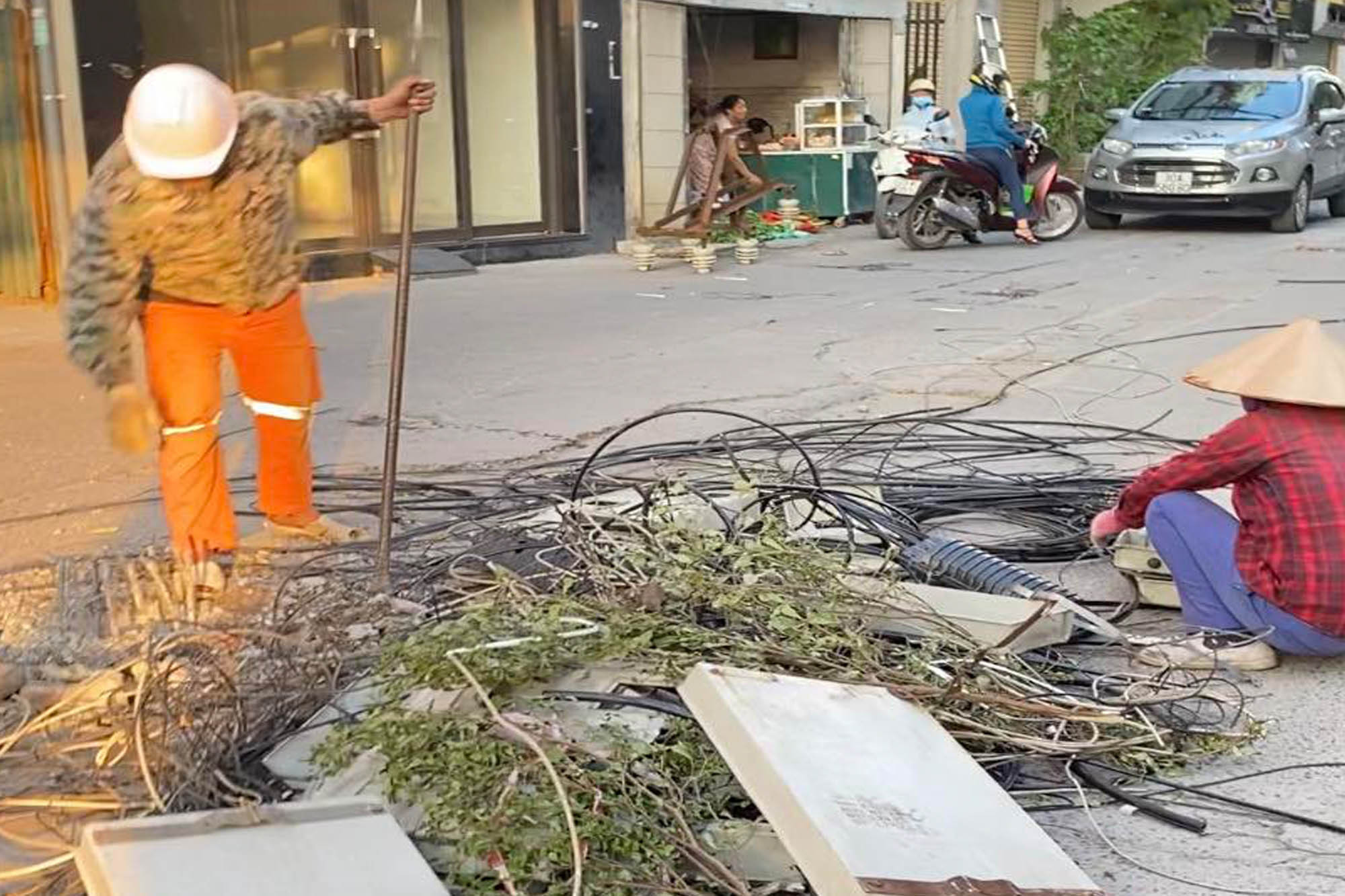 Hà Nội dỡ cột điện ngáng đường dân sau phản ánh của VietNamNet