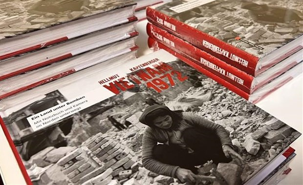 German journalist’s new book tells stories about Vietnam war in 1972 hinh anh 2