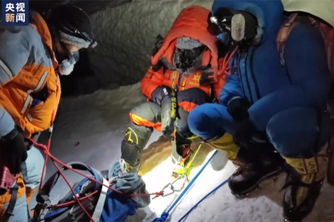 Hai người đàn ông cứu sống cô gái nằm bất động ở độ cao 8.450m