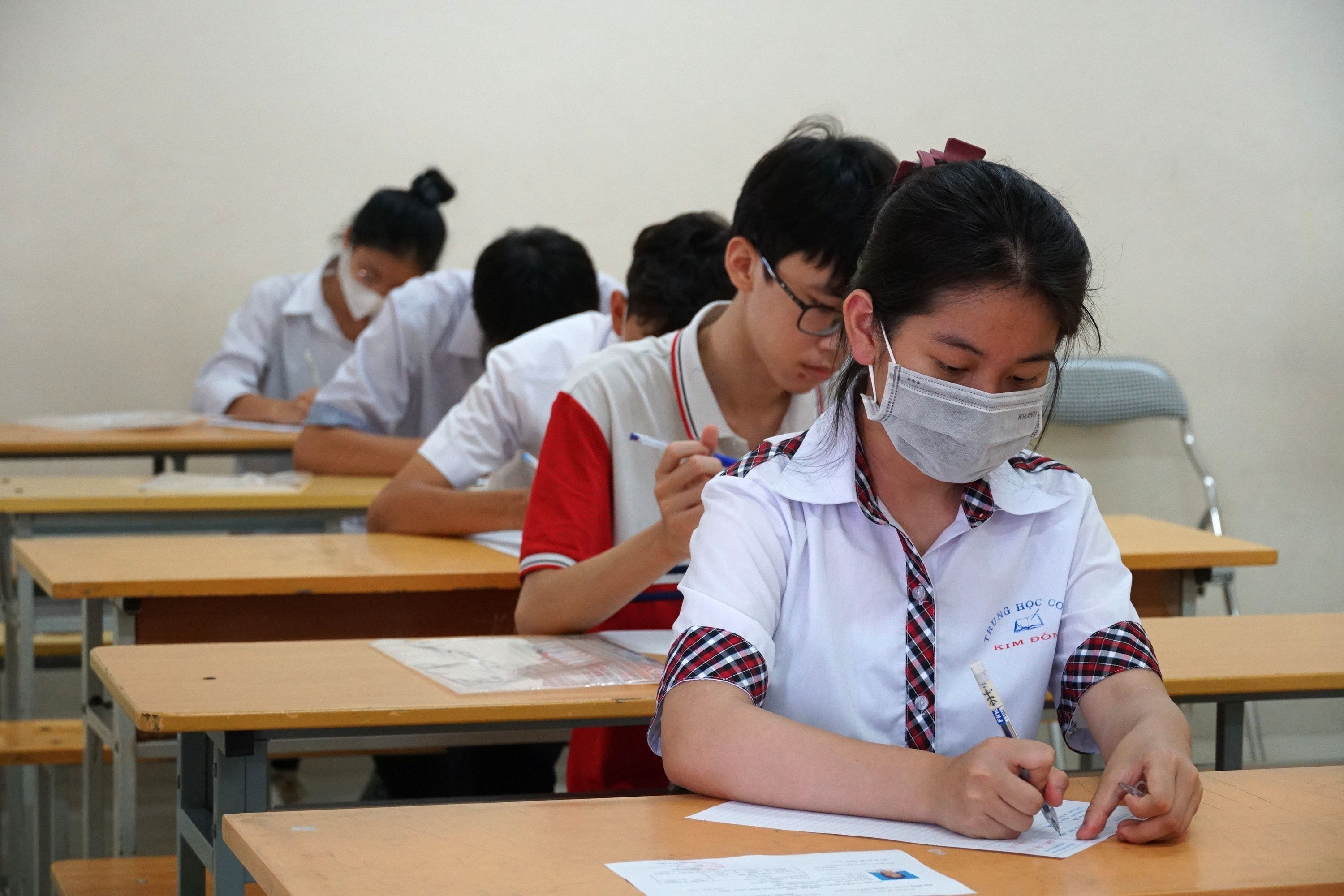 Hơn 15.000 thí sinh Quảng Ninh làm bài thi Ngữ văn về hơi ấm đôi tay mẹ
