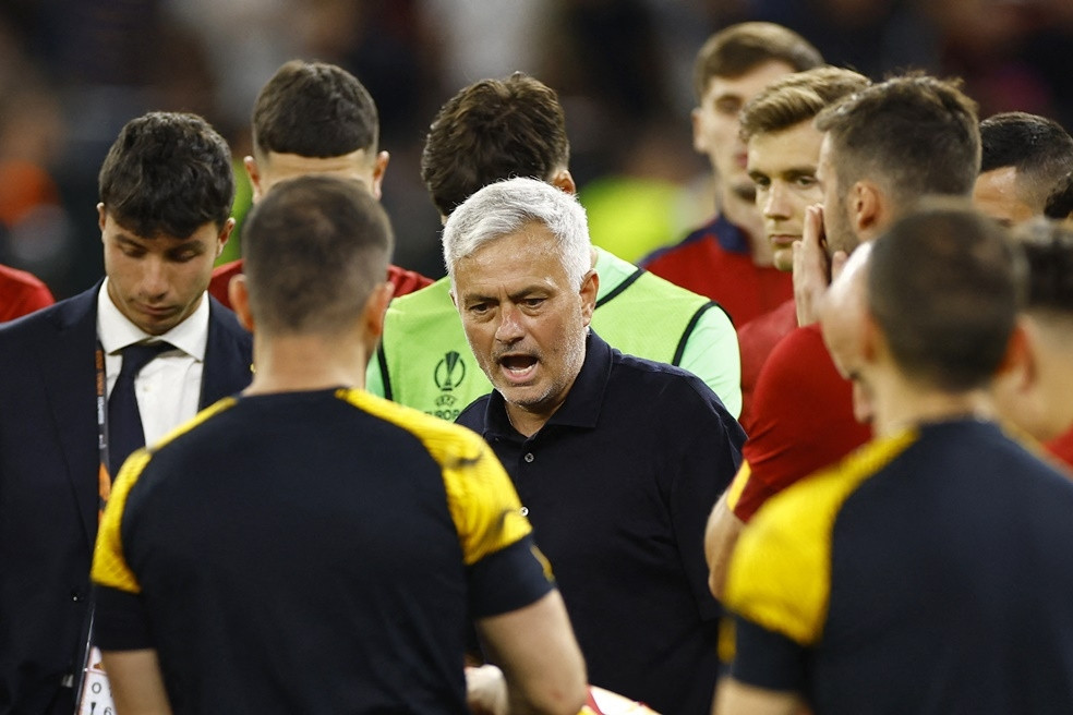 Hụt ngôi vô địch Europa League, Mourinho nén buồn an ủi học trò