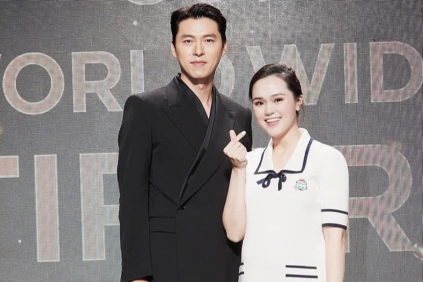 Hyun Bin vỗ lưng, tặng quà vợ cầu thủ Duy Mạnh