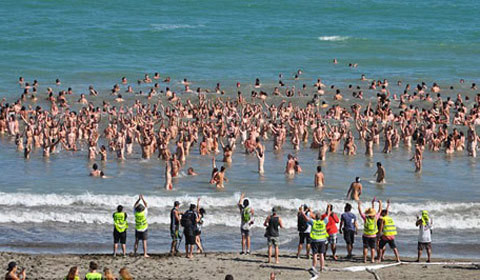 Xem hàng trăm người tắm tiên tại bãi biển New Zealand