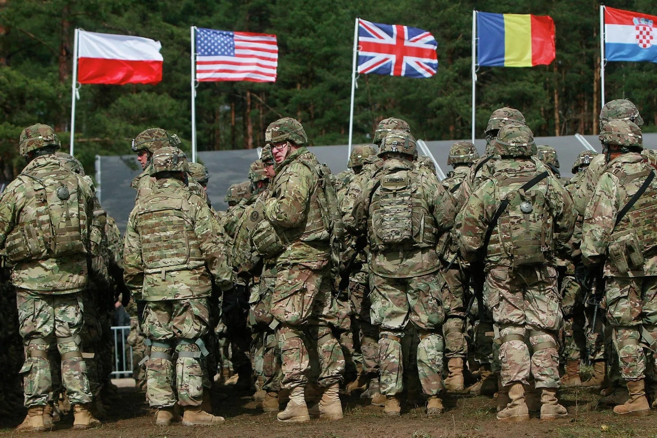 Pháp nói NATO cần đảm bảo an ninh cho Ukraine, Kiev yêu cầu thêm phòng không