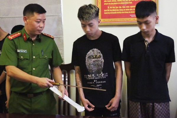 Tạm giữ nhóm thanh thiếu niên cầm dao chém người đi đường ở Hà Nội