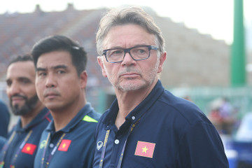 Tuyển Việt Nam: HLV Philippe Troussier ‘om’ danh sách tới phút cuối