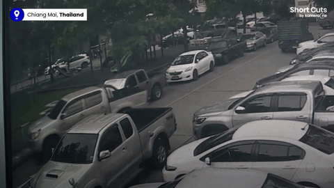 Nhà sư ngất xỉu khi lùi khiến ô tô lao vào 8 xe khác ở bãi đỗ